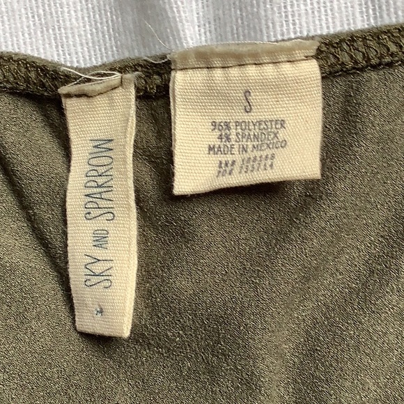 Sky & Sparrow Crop Top - Picture 3 of 4